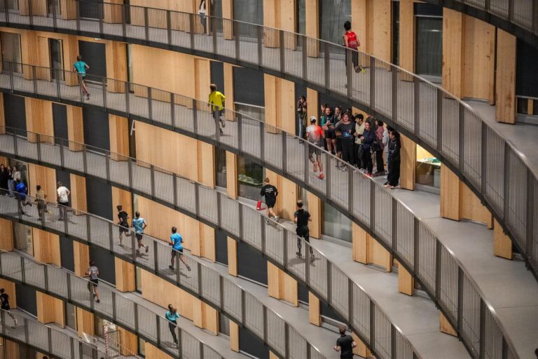 Vortex Race: la pazza gara in salita girando in tondo in un edificio Immagine Vortex Race